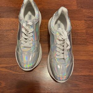Steve Madden MEMORY FOAM IRIDESCENT PLATFORM SNEAKERS
Womens